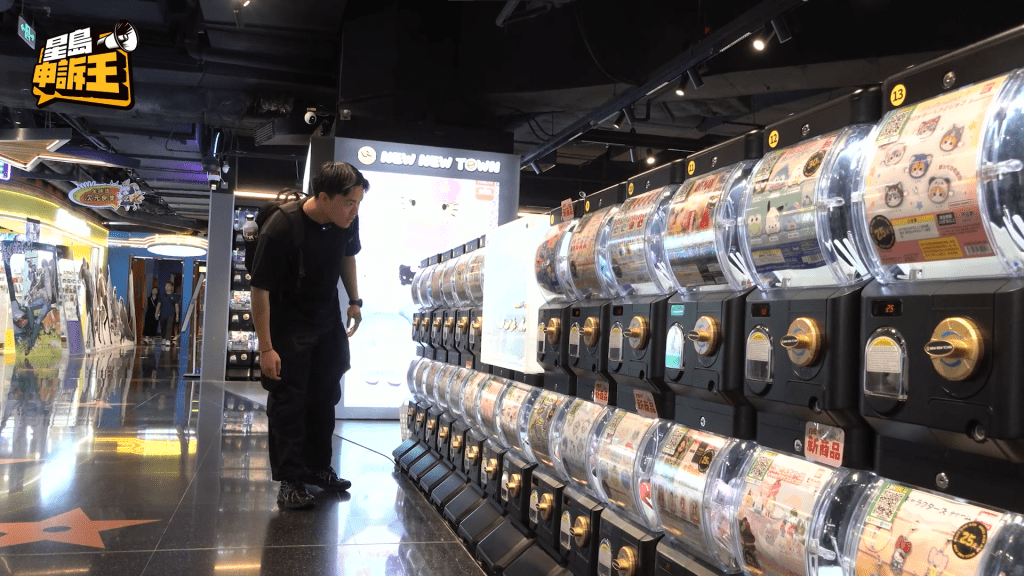 其中一間店舖,擺放了逾1,400部扭蛋機,現場更有不少Cosplayer(角色扮演者)聚集。 其中一間店舖,擺放了逾1,400部扭蛋機,現場更有不少Cosplayer(角色扮演者)聚集。