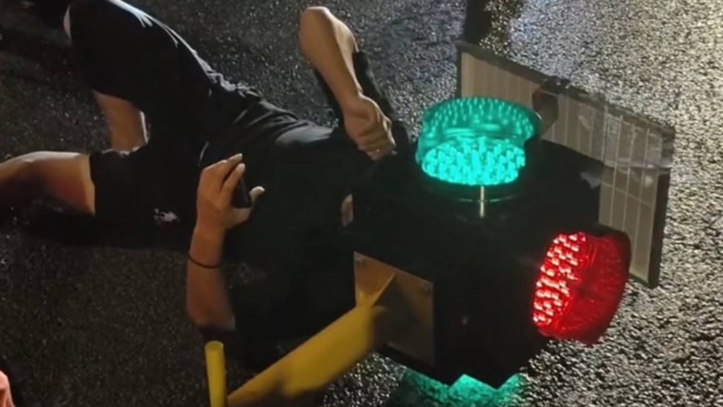 男子騎電動單車不慎撞上臨時紅綠燈，頭部卡進燈柱。封面新聞