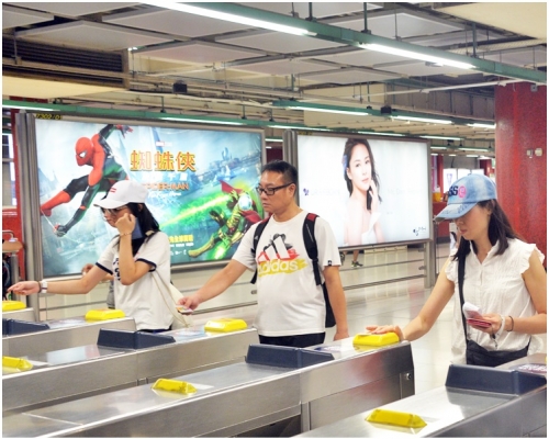 港鐵各線（機場快線除外）、輕鐵及港鐵巴士服務將於晚上10時結束。