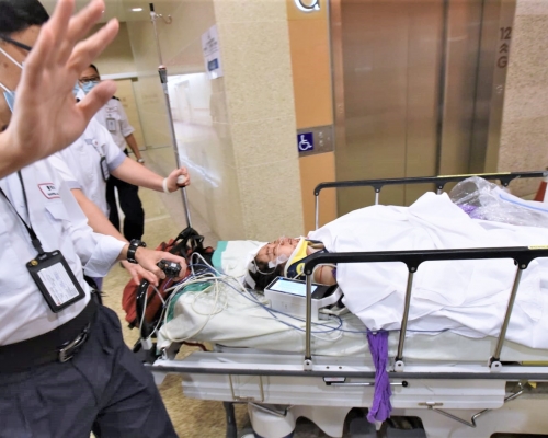 女傷者昏迷送院救治。黃文威攝