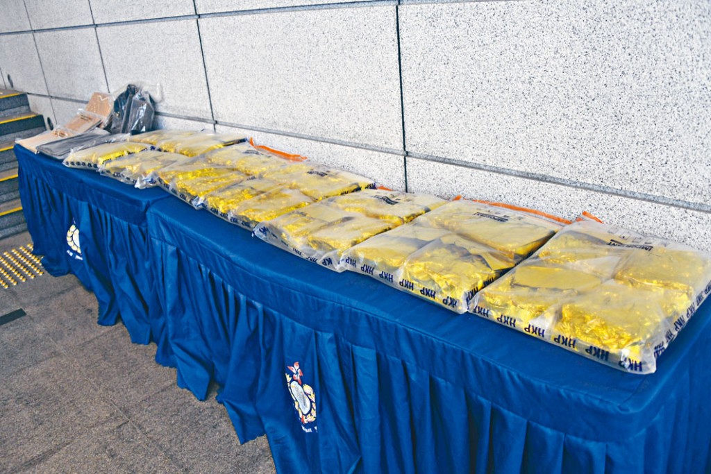 ■警方展示緝獲十五公斤大麻花毒品。