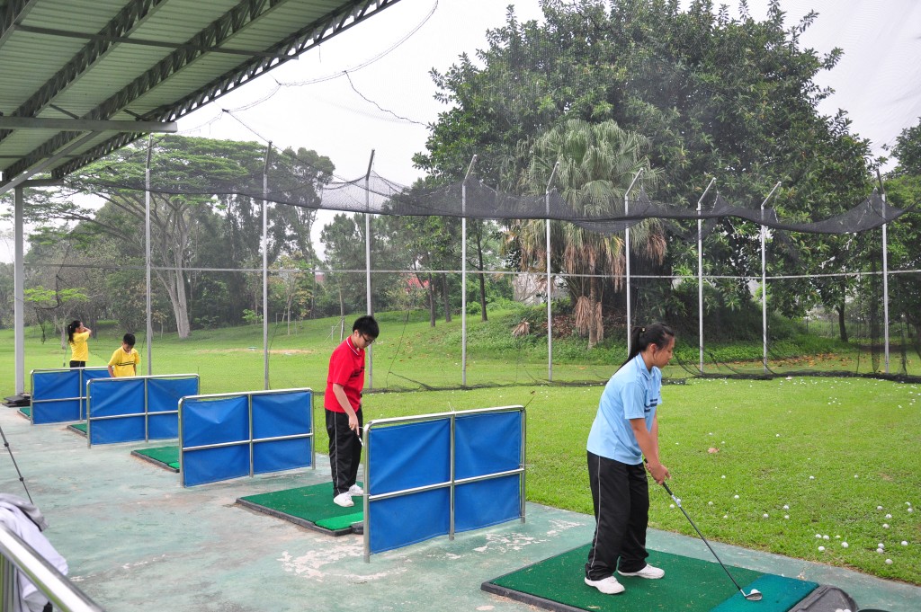 鳳溪第一中學設有高爾夫球設施，學生可學習高爾夫球球技。（受訪者提供）