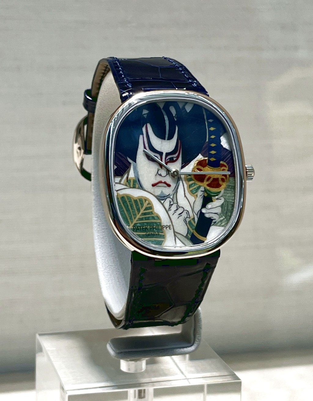《歌舞伎役者》腕表是以木象嵌工艺技术制作，役者面貌栩栩如生。