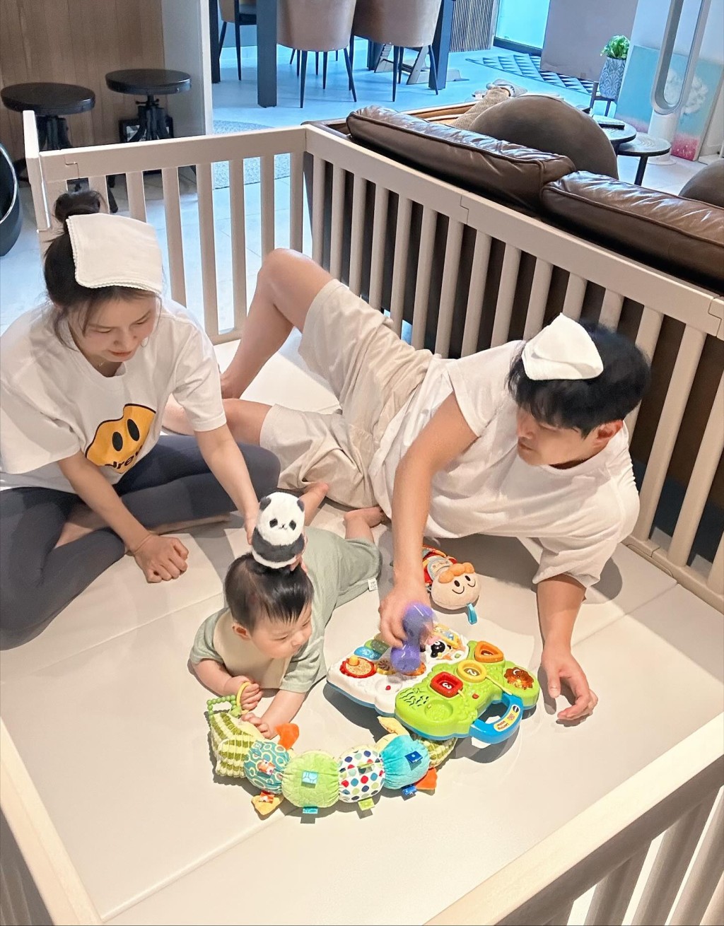 蕭正楠直言現時兒子的用品已佔據了客廳三分之二的空間。 蕭正楠直言現時兒子的用品已佔據了客廳三分之二的空間。