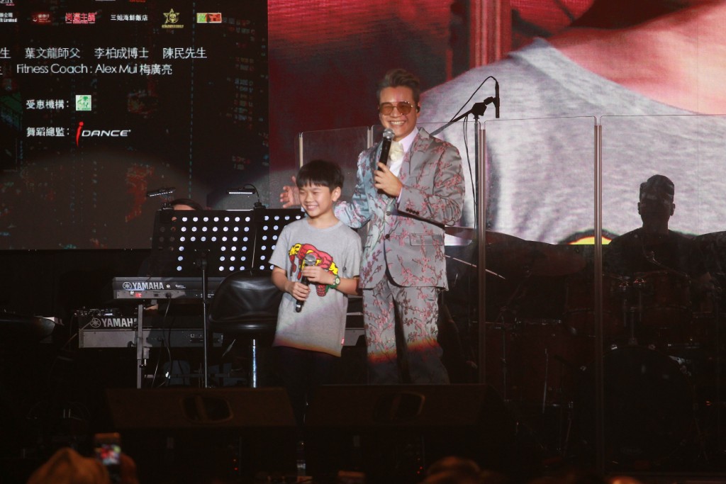 汉阳曾带儿子上台演出。