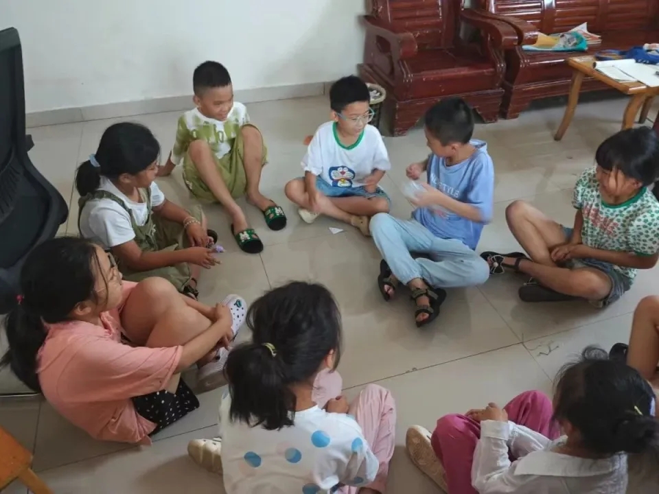 瞿清雅陪孩子們玩耍。 大河報