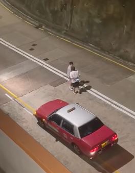 兩人多次身體碰撞。車CAM特警