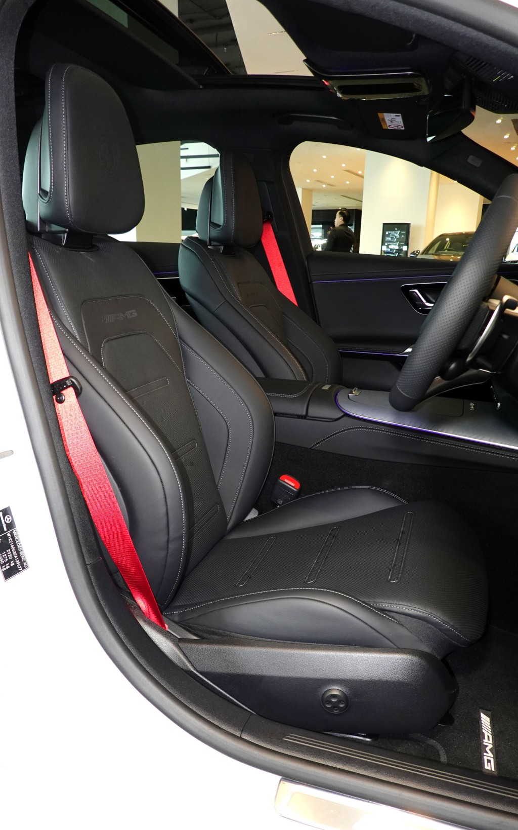 平治Mercedes-AMG E 53 HYBRID 4MATIC+登場：座椅以AMG Nappa皮革包裹，前排電控運動跑椅剪裁舒適，承托力佳。