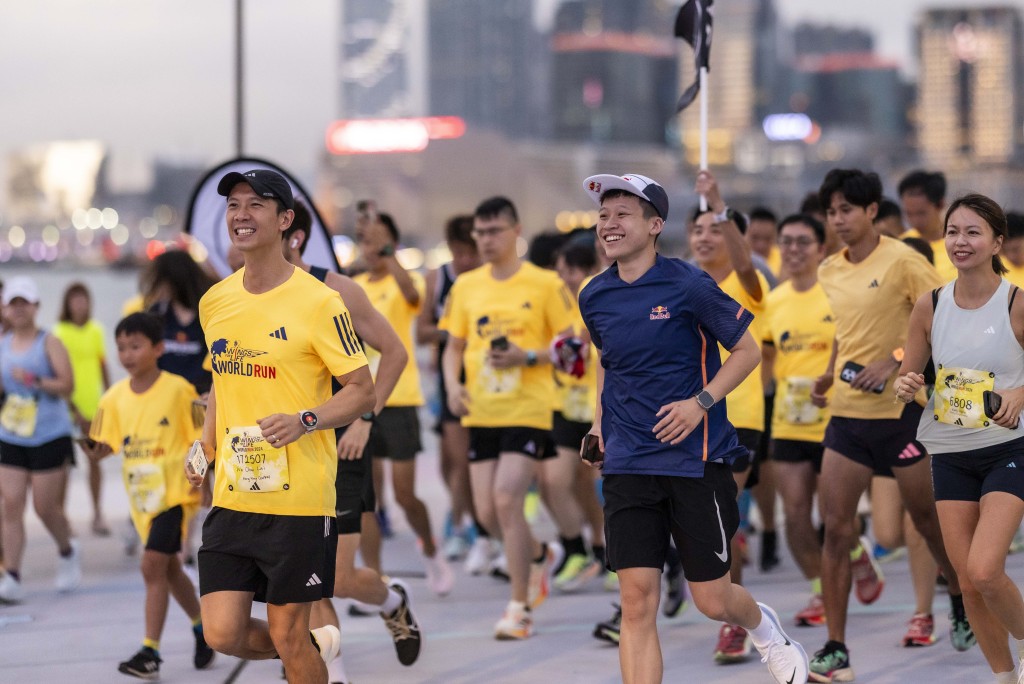 Wings for Life World Run賽事全球合作伙伴adidas派出adidas Runners Hong Kong隊長華進(左)參賽，並於在賽前帶領一眾參賽跑手進行熱身。 公關圖片