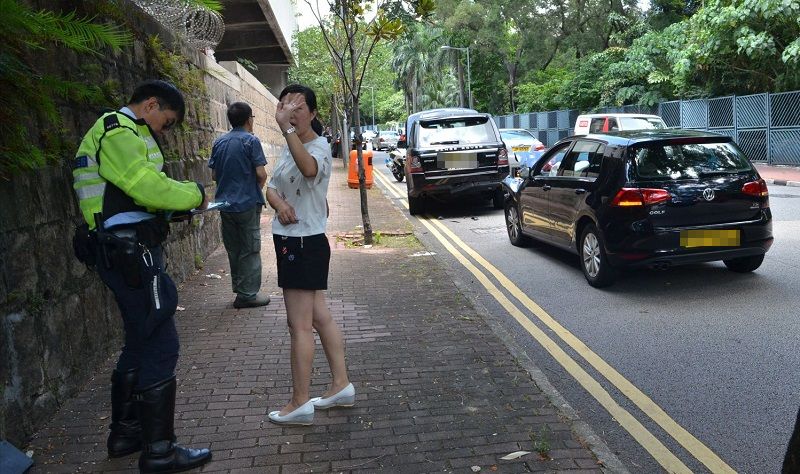 前車女司機在場協助警方調查。