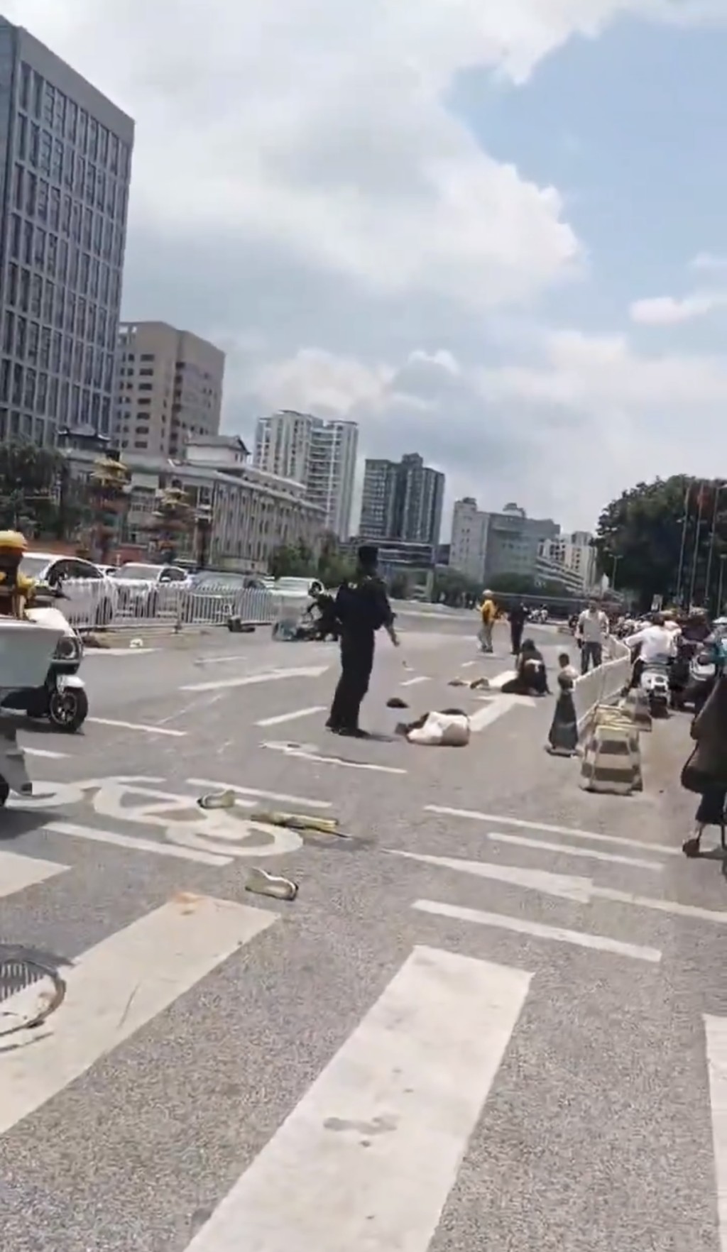 越野車昆明鬧市撞行人逃逸。X 越野車昆明鬧市撞行人逃逸。X