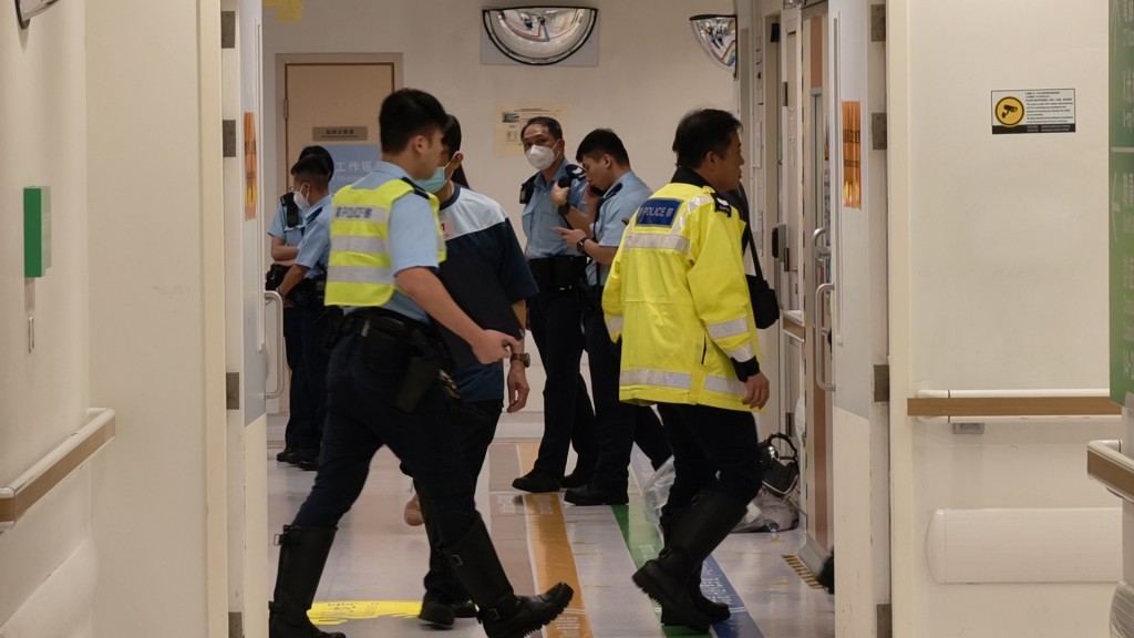 大批警員到醫院跟進意外。 大批警員到醫院跟進意外。