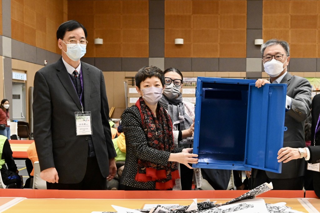 張誼曾任民政事務總署副署長（左二）。政府新聞處圖片