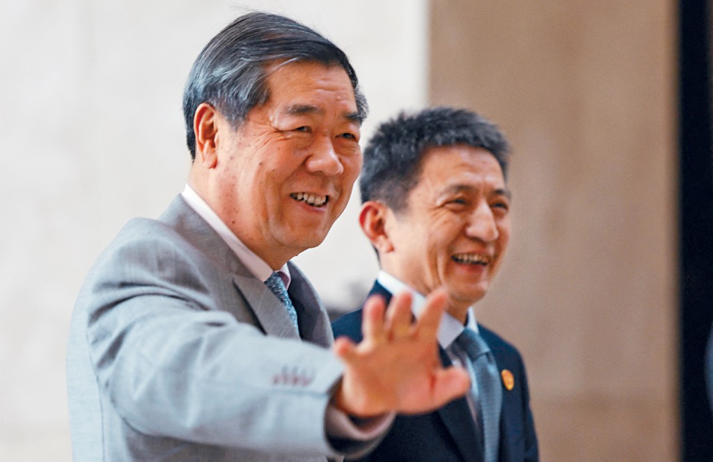 副總理何立峰（左）和商務部副部長李成鋼（右）昨在吉隆坡出席會議。
