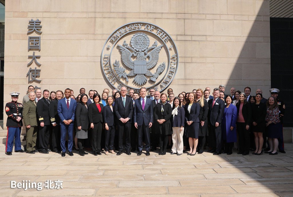 美國新任駐華大使伯恩斯與工作人員合照。網圖