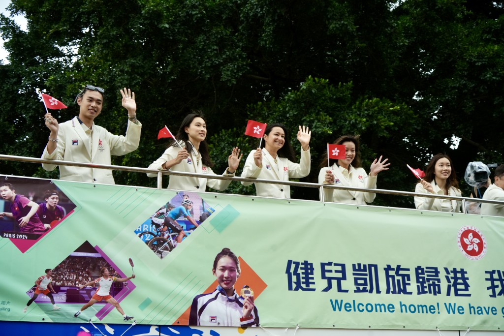 巴士約11點45分到達添馬公園，運動員與學生交流。蘇正謙攝