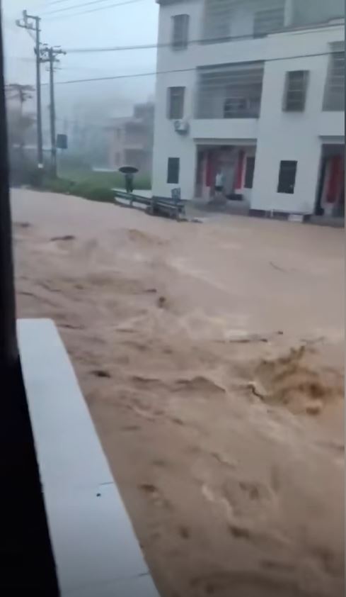 廣西隆林暴雨引致山洪，造成3死1失蹤。小紅書@重生之我5點起床 