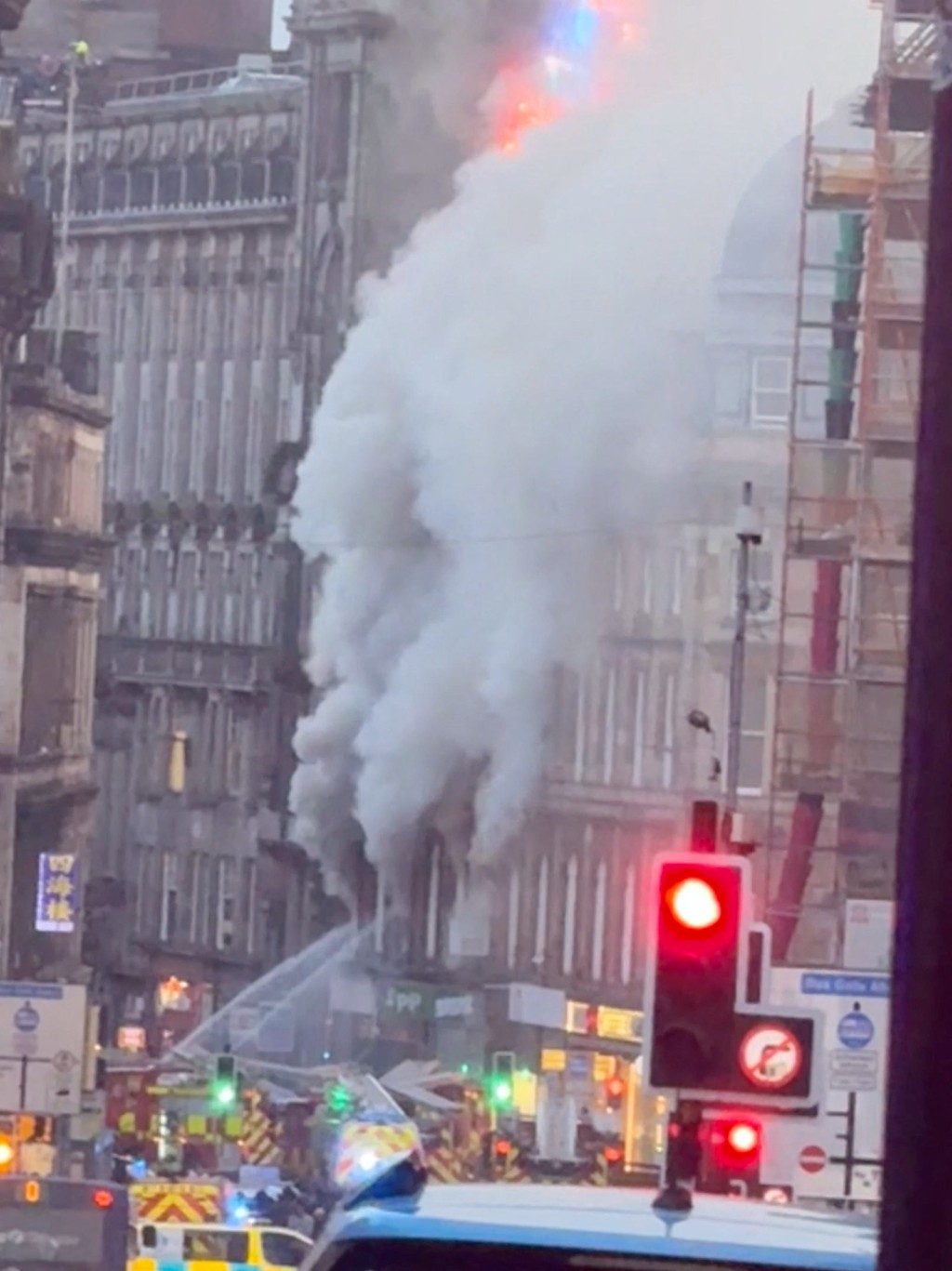 車站濃煙密布，暫時關閉。路透社