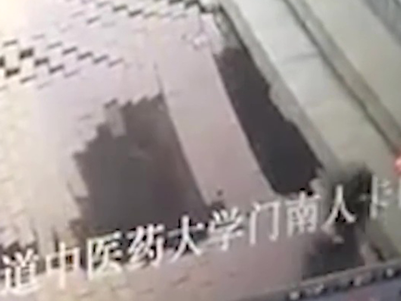 事發後,行人道出現一個大洞。(網圖)