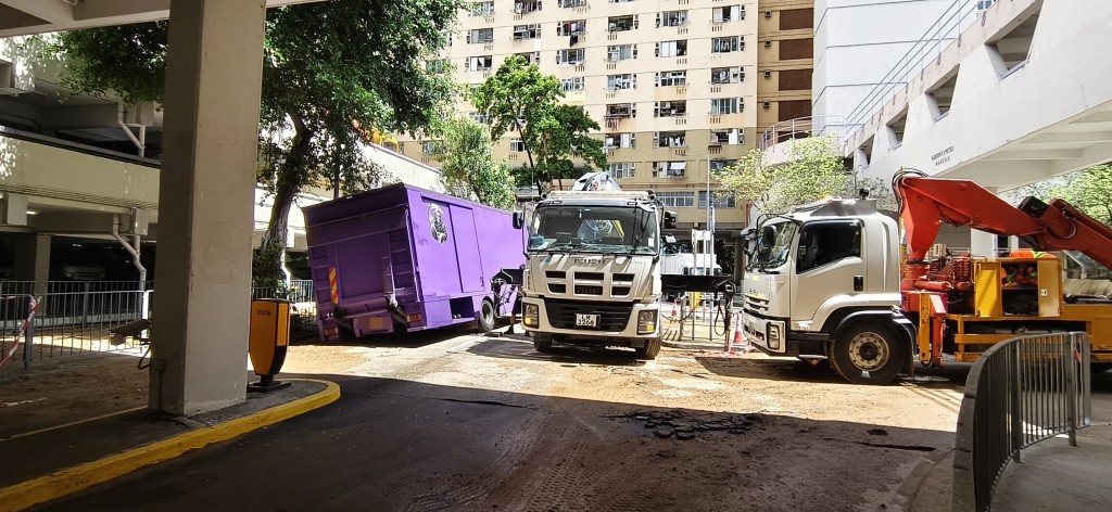 葵盛西邨爆水管,現場有路面下陷,一輛貨車被困。 葵盛西邨爆水管,現場有路面下陷,一輛貨車被困。