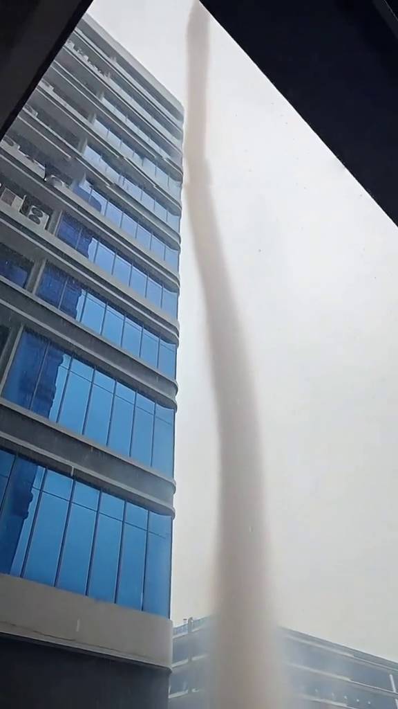 广东佛山一企业开工放鞭炮,现场出现尘卷风。 网片截图 广东佛山一企业开工放鞭炮,现场出现尘卷风。 网片截图