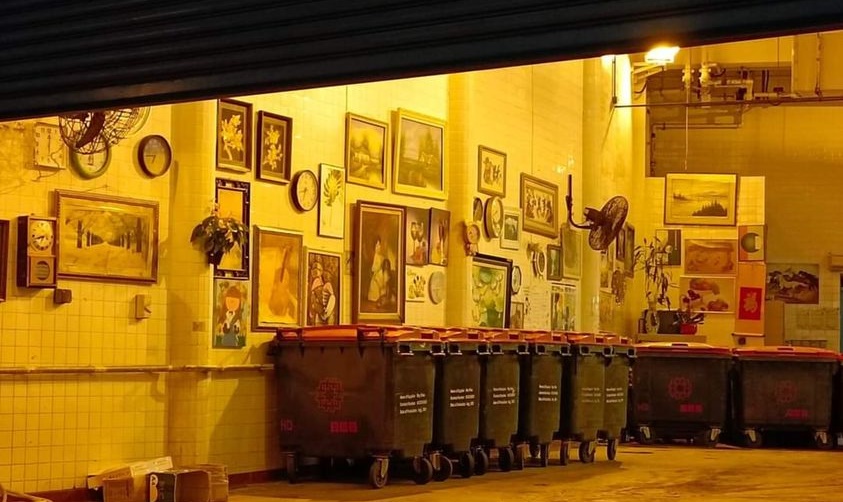 垃圾房内挂满人像画、风景画、古旧时钟等。（网上图片）