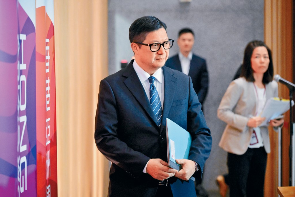 鄧炳強表示，再有一名獲釋港人於明天與保安局專責小組成員一同返港。