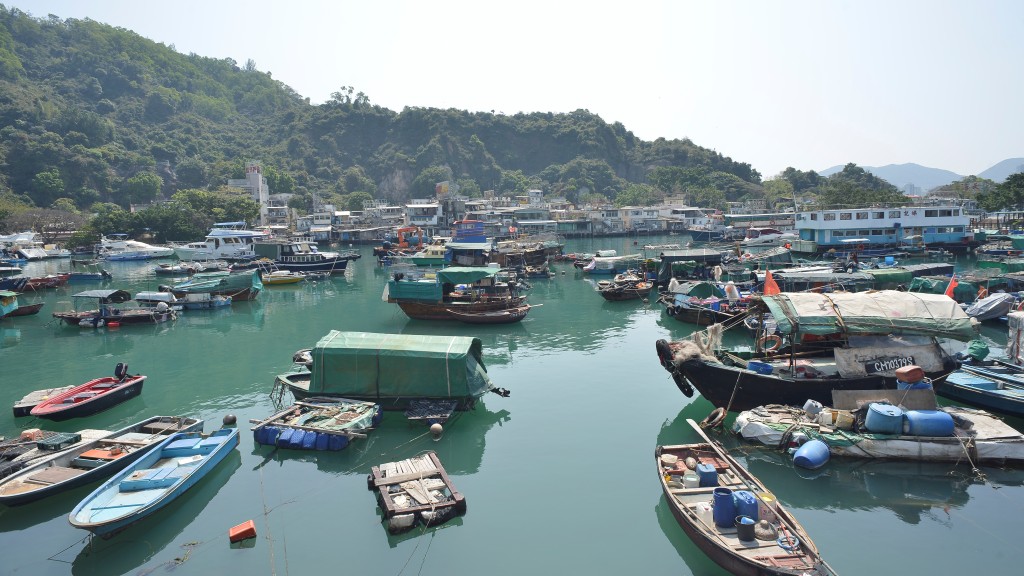 由高曦苑步行约15分钟可到达油塘海滨走廊、三家村渡轮码头，再行出便到鲤鱼门三家村避风塘。