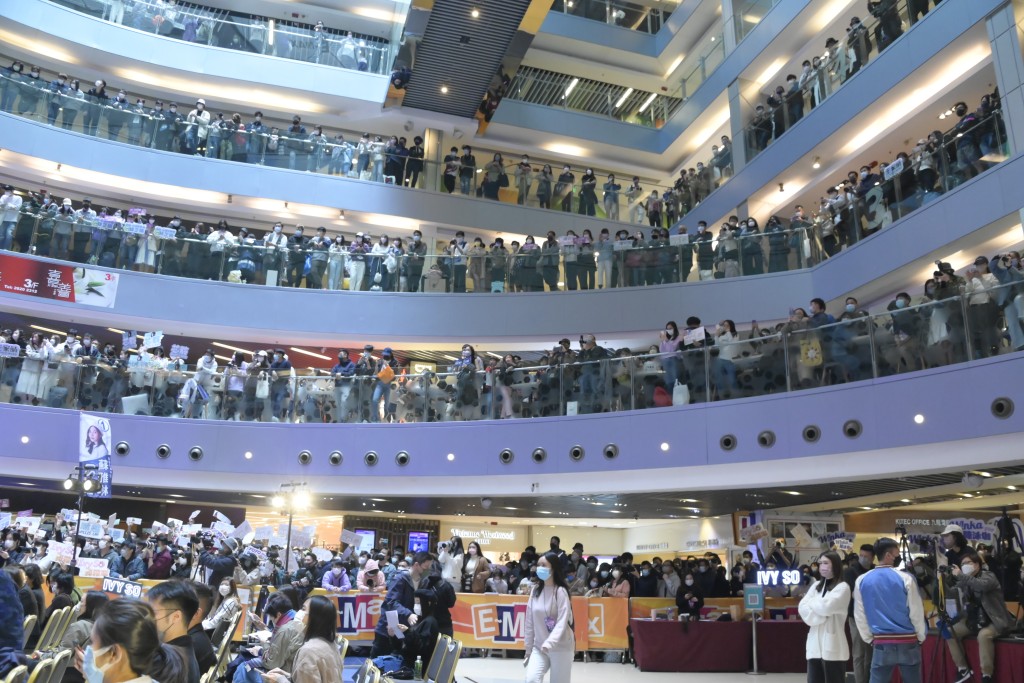 20強首次出席記者會，吸引大批粉絲到場。