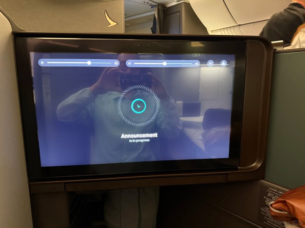 鄔友正上機後瘋狂打卡。 鄔友正上機後瘋狂打卡。