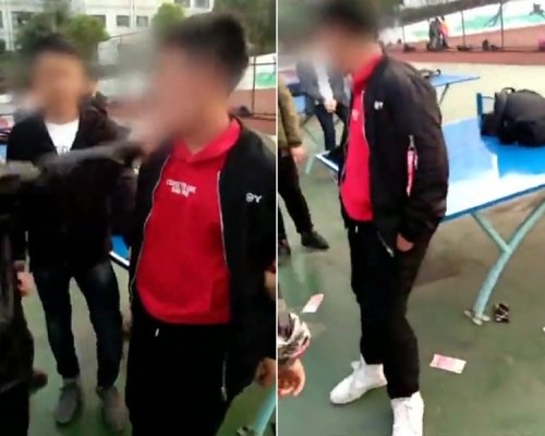 女中學生弄壞男同學手機,用鈔票打男同學臉,最後還把錢扔在地上羞辱對方。(網圖)