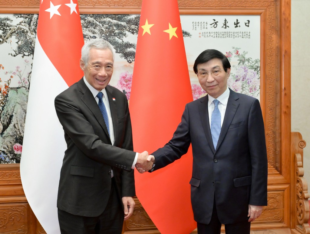 2024年11月26日，全國政協主席王滬寧在北京會見李顯龍。新華社