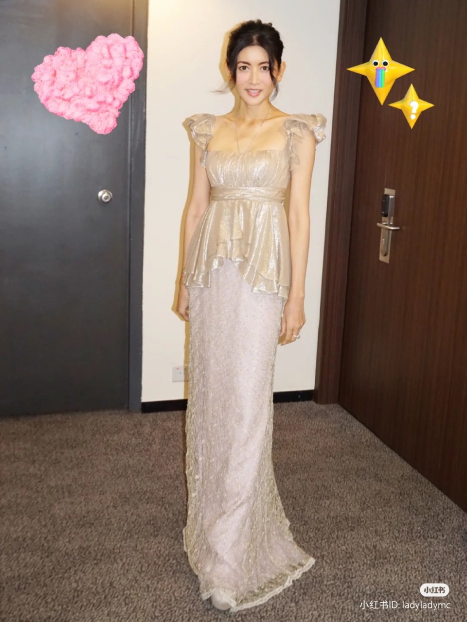 陳霽平最新分享一張穿晚裝的照片。