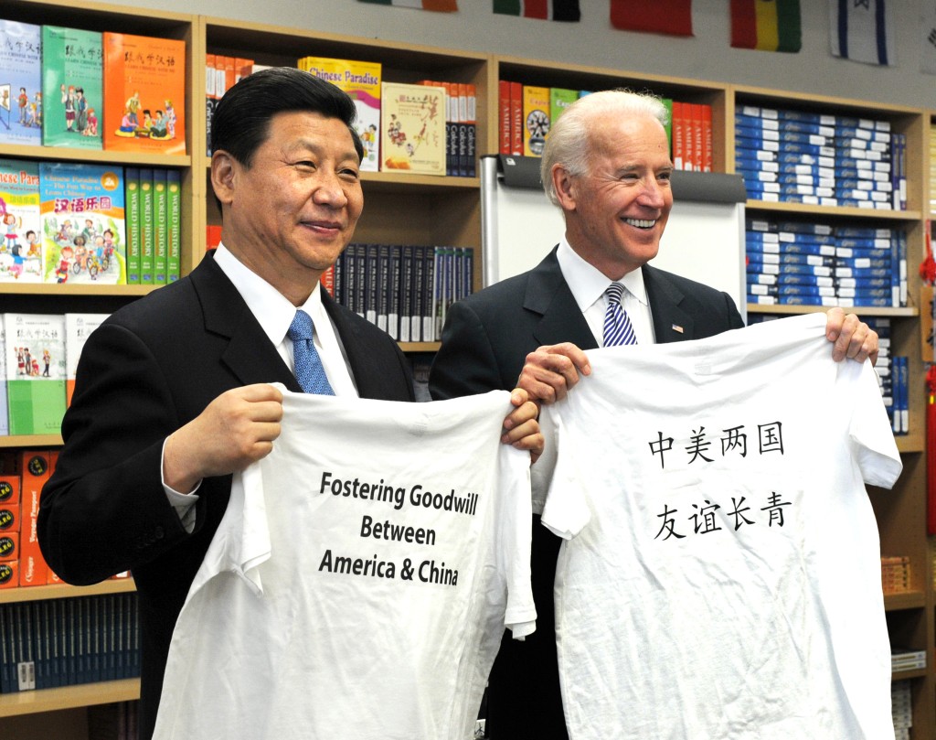 2012年習近平與時任美國副總統的拜登共同參觀國際研究學習中心。新華社