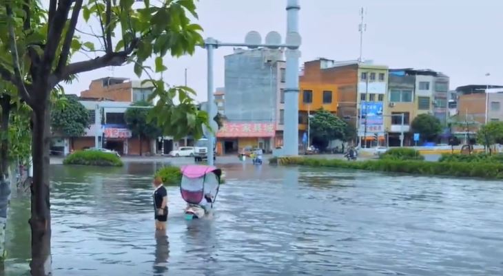 廣東多地受暴雨影響出現嚴重水浸。圖為中山4日情況。