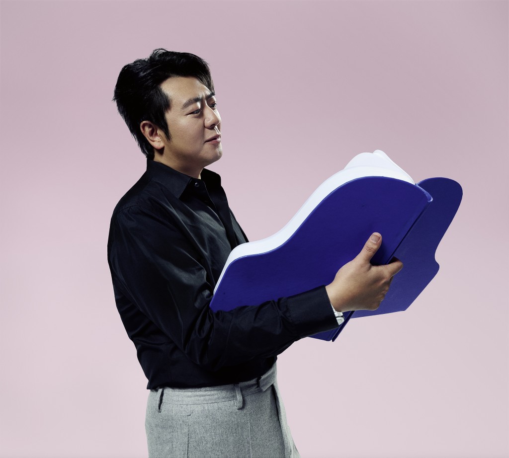 今年郎朗推出的《Piano Book 2》,收錄更多類型的短曲 今年郎朗推出的《Piano Book 2》,收錄更多類型的短曲