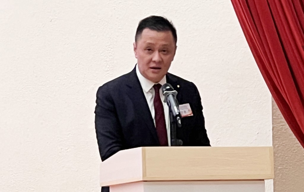 鄧飛致詞時都表示,近年愛國主義教育在香港的氛圍持續得到了改善,呈現出新面貌。 鄧飛致詞時都表示,近年愛國主義教育在香港的氛圍持續得到了改善,呈現出新面貌。