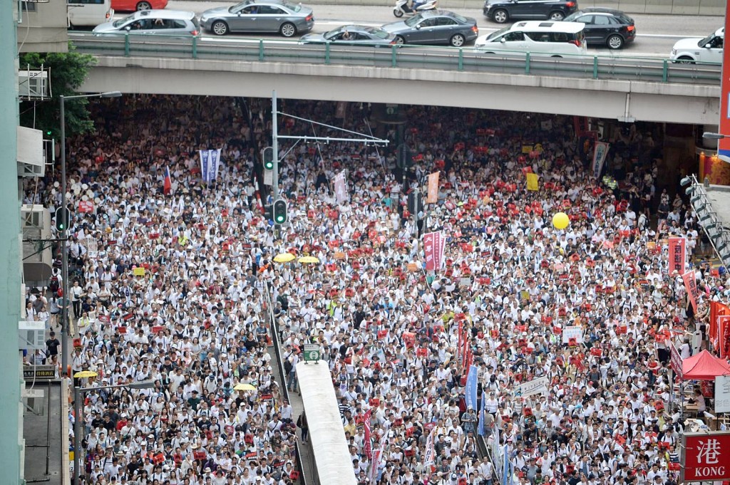 大批市民上街反對逃犯條例修訂。