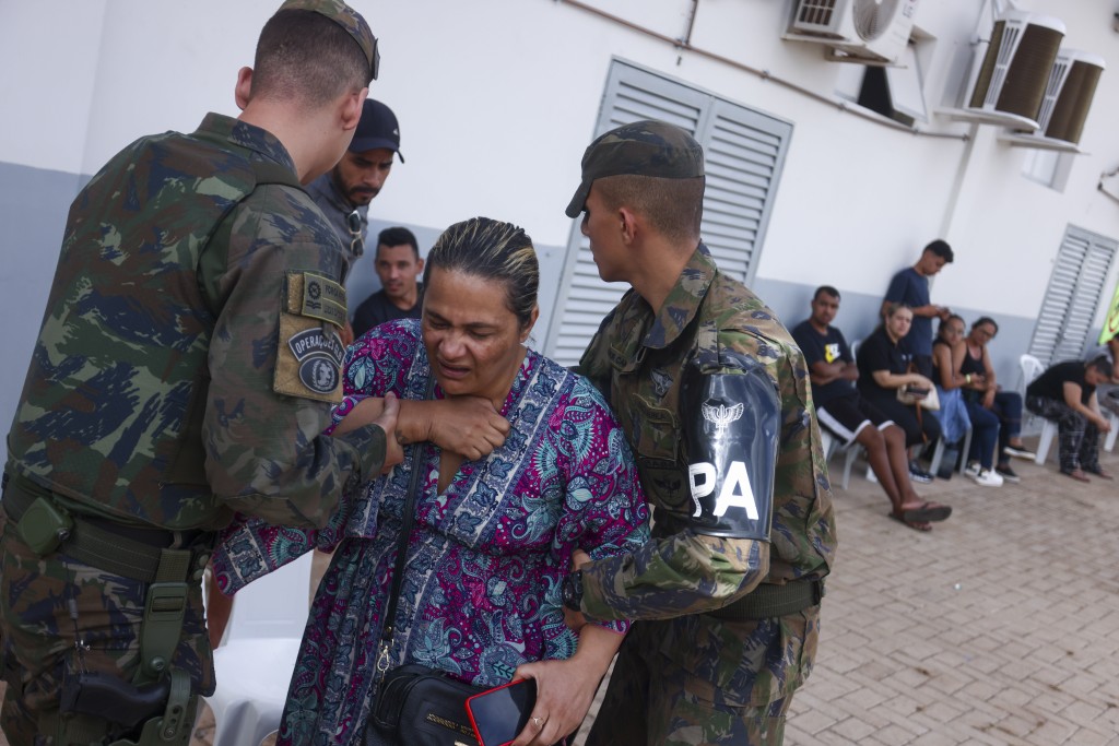 巴西出動軍人協助處理登革熱病人。 美聯社