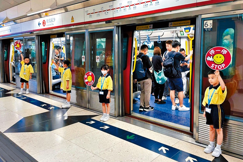 「港鐵小站長」體驗在車站宣傳安全訊息。