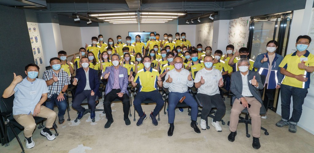 新地執行董事、香港青年聯會會長郭基煇(前排左5)於分享會上寄語學員要常懷「三個心」,「保持『好奇心』、秉持『上進心』,也要『不忘初心』,好好學習,規劃好事業,貢獻社會。」