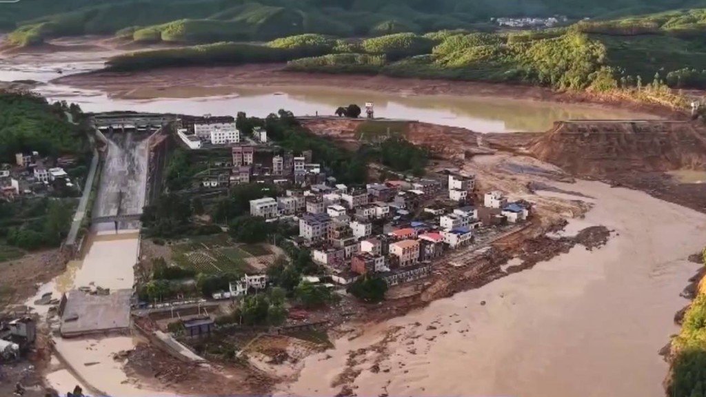 橋樑沖毀獨田村斷網斷電成孤島。 央視