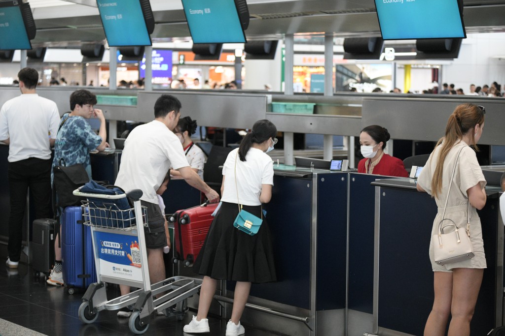 现时的机票价格比疫前平均上涨3成；台北、曼谷等地的增幅更超过4成。资料图片