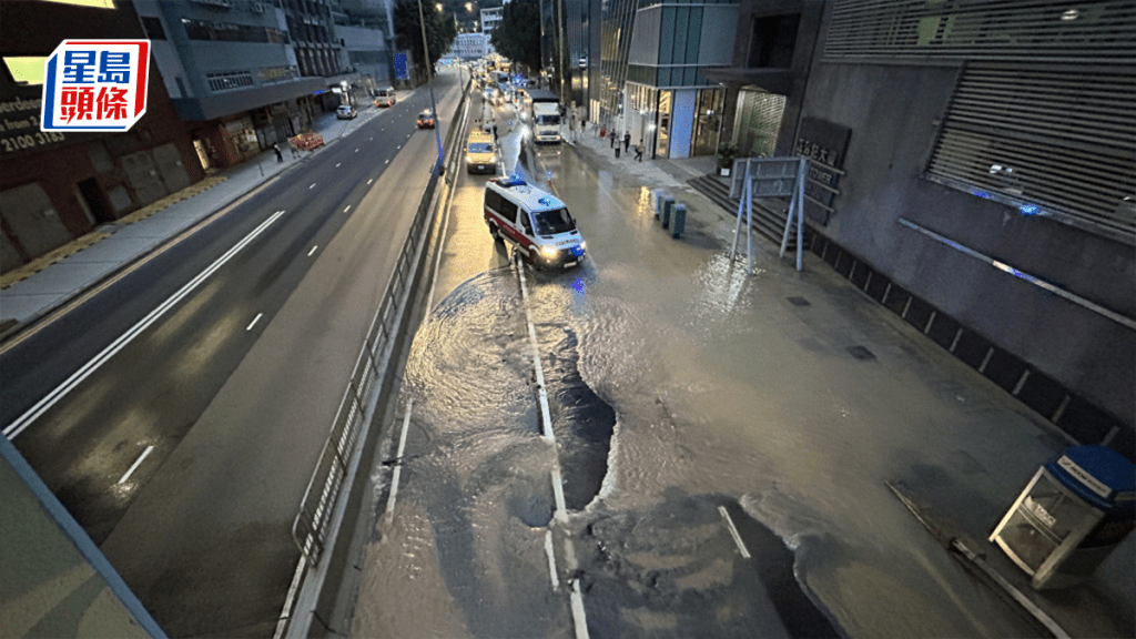 香港仔黃竹坑道凌晨發生爆水管事故。