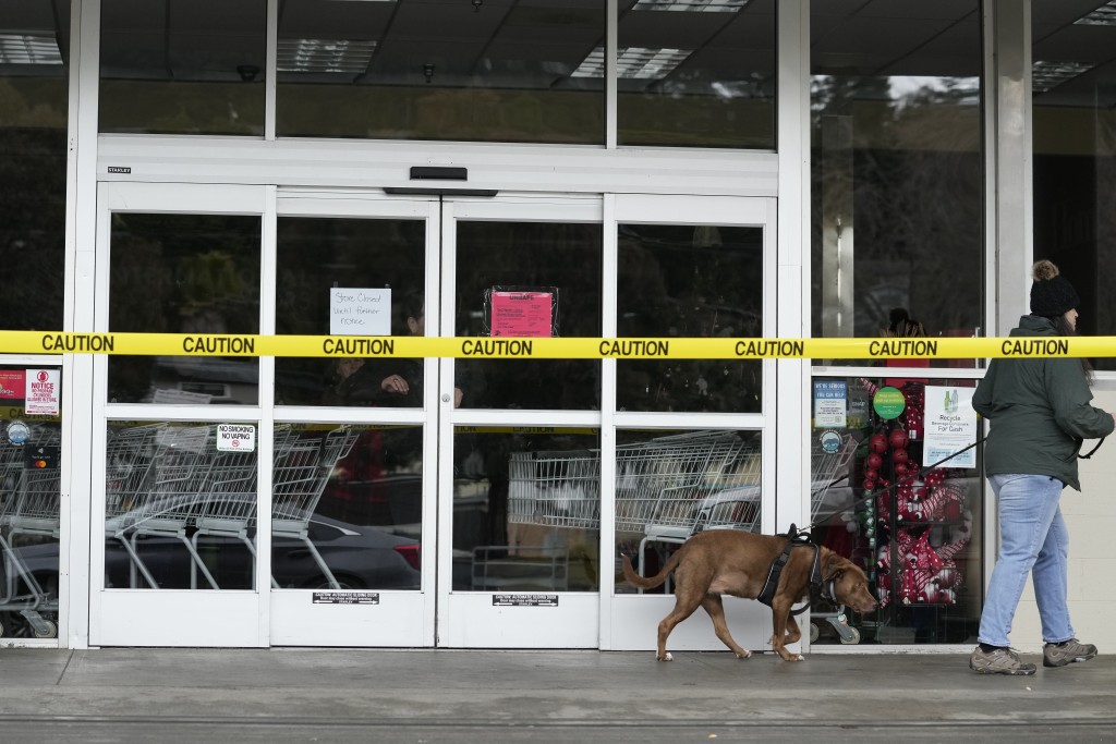加州福图纳的地震造成结构性损坏，一家杂货店关门了。AP