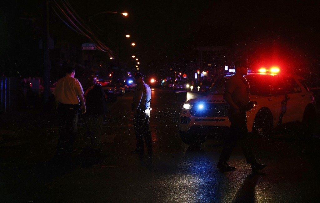 费城西南部多人遭枪击，当地警方到场处置。美联社