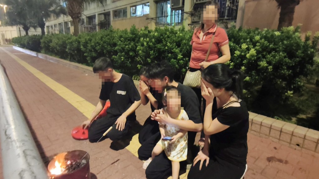 龔婦多名親友進行路祭,其間有女親友痛哭流涕。 龔婦多名親友進行路祭,其間有女親友痛哭流涕。