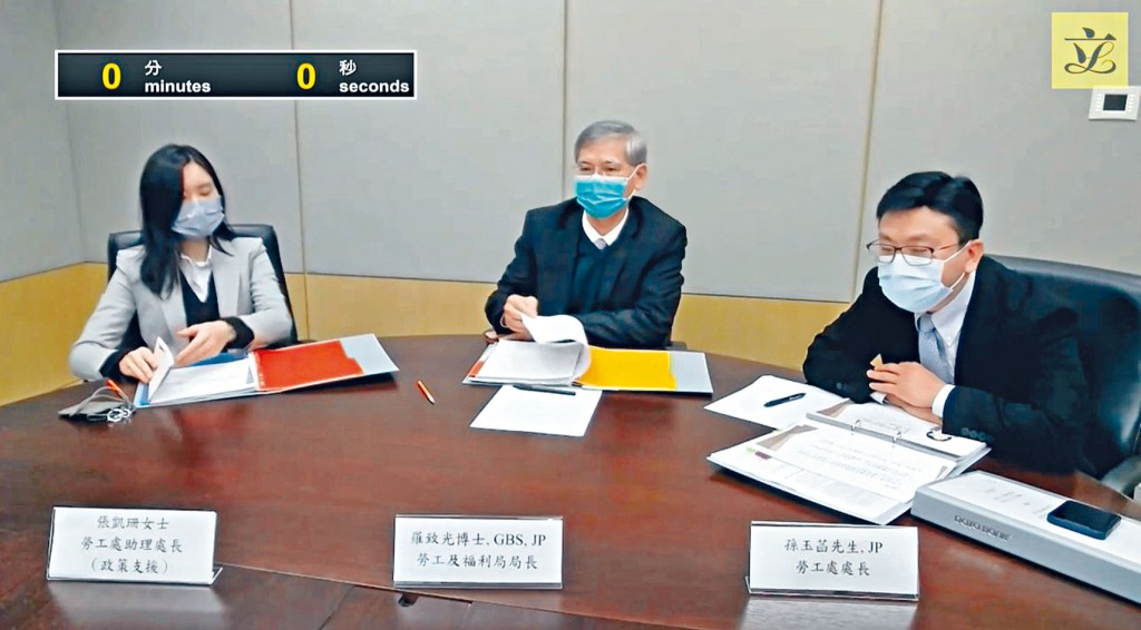 羅致光及孫玉菡等人向議員講解取消「對沖」的安排。