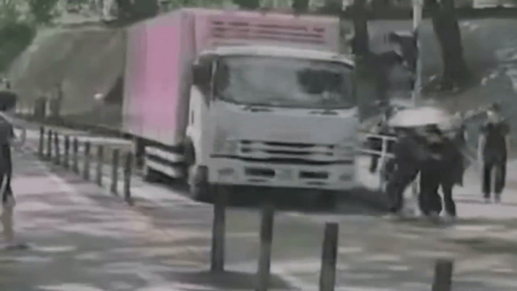 被告巫瑞璋當日危駕貨車衝紅燈險撞3學生。YouTube：車Cam特警