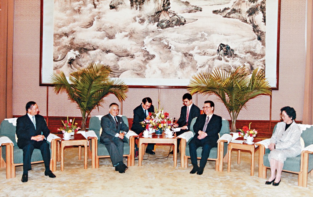 2000年，李鵬伉儷在北京接見中電代表，就大亞灣核電站投產後情況進行交流， 左一為李銳波。 